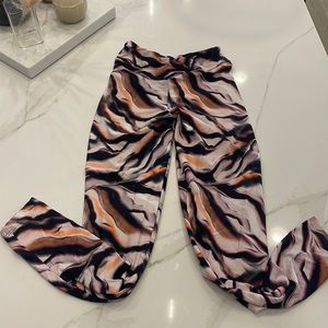 LICI FIT V-CUT SCRUNCH LEGGINGS